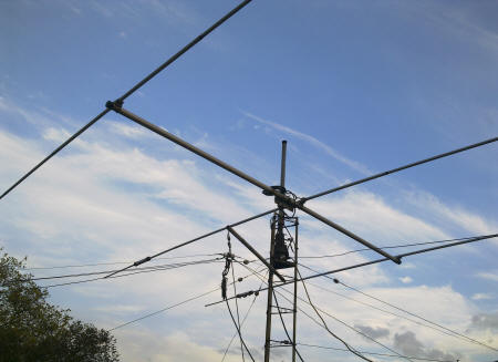 CX7BBX antena direcccional de tres bandas.