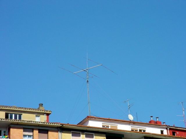 EA2BCA.  Antenas: 3 elementos y dipolo multibanda.