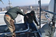 K0JQA and KC0YHU inspect 106 inch antenna