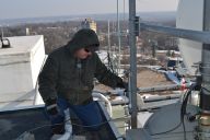 KC0YHU inspects 106 inch antenna