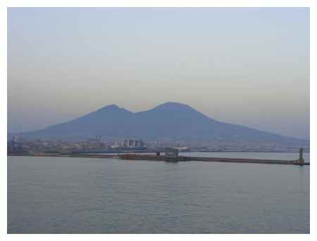 Il Vesuvio visto dalla nave dopo la partenza da Napoli. Non ho mai capito se il cratere  quello a dx o a sx in foto. Mi piacerebbe andarci su a vedere la caldera.
