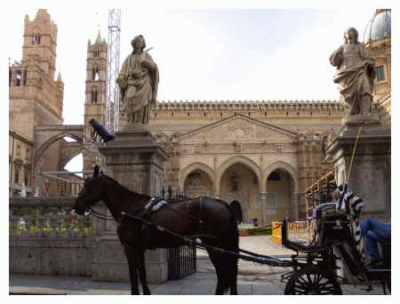 Il ritorno alcune ore prima dell'imbarco. La cattedrale di Palermo con carrozzella.