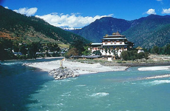 punacha dzong (the old capital) located at the junction of the two rivers (plo-cher and amocmu