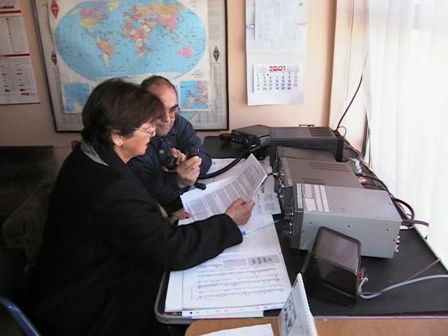 emitiendo un boletin, Cecilia y Boris