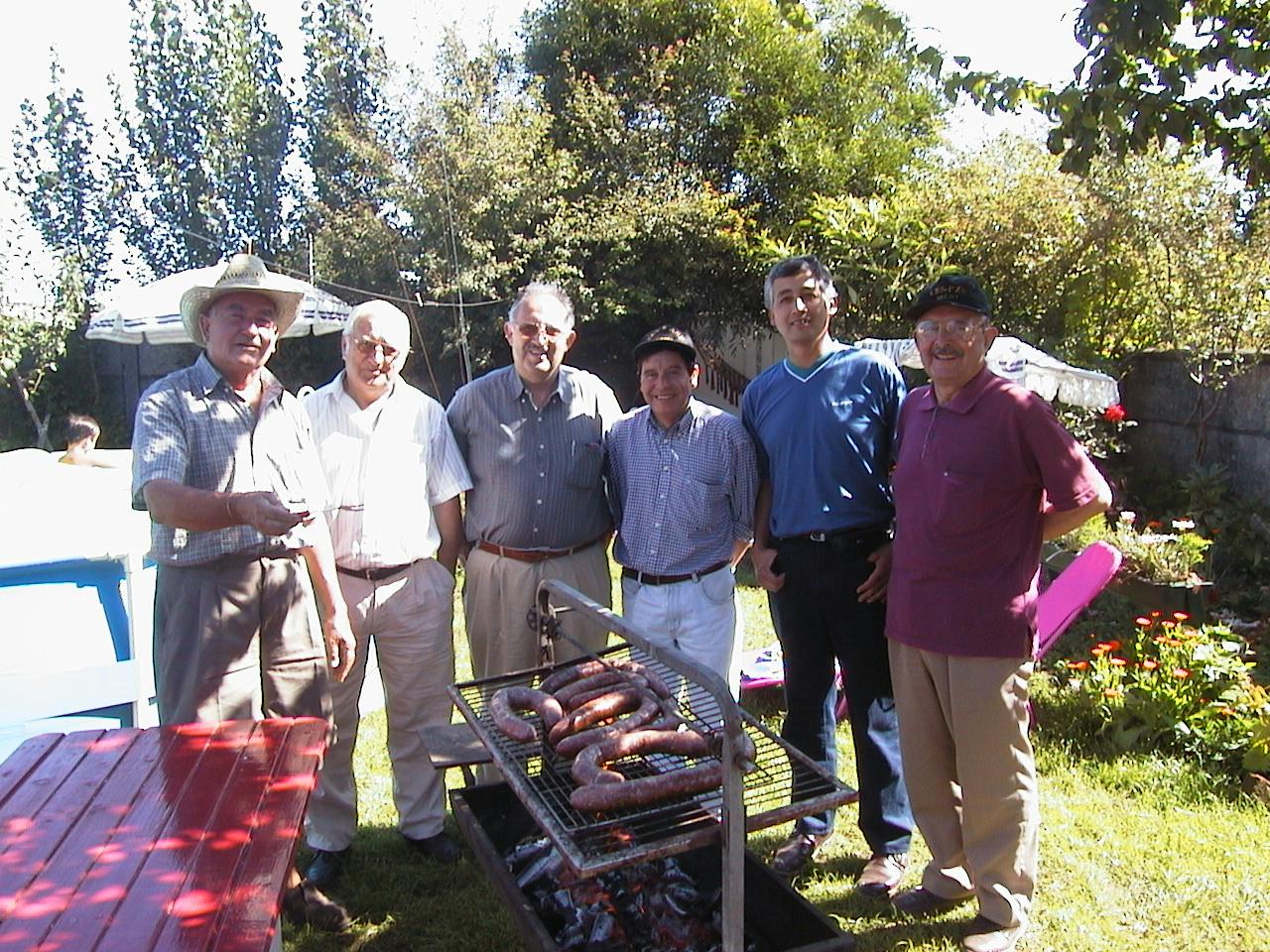 Disfrutando un choripan en casa de Ricardo, CE5CJB