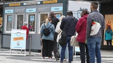 Warteschlange vor einem Testzentrum