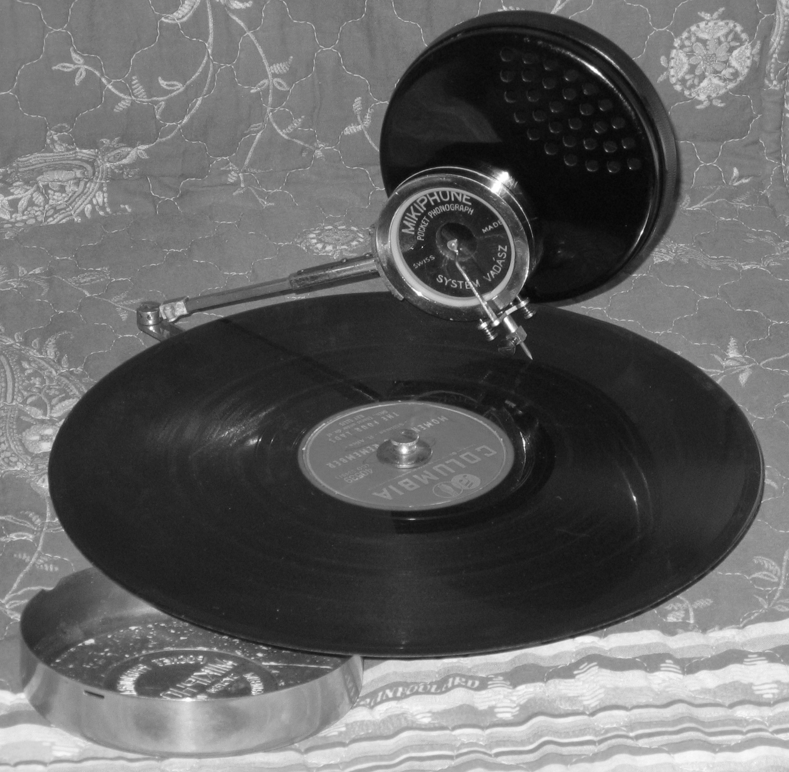 Mikiphone, Grammophon von 1925, gerne an entlegenen Orten der Welt benutzt. Nach Spielende wird das Mikiphone zerlegt und in seiner Dose verstaut. An der Front oft eine der wenigen erfreulichen Momente, Privatbesitz