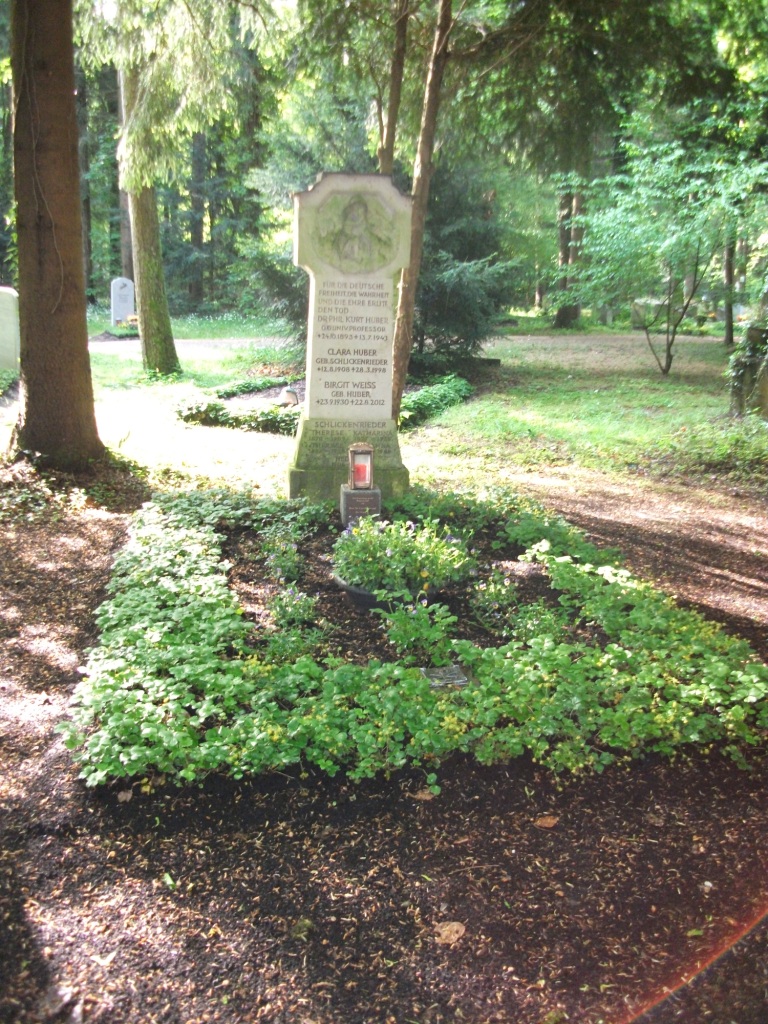 Grabmal für Professor Dr. Kurt Huber, Waldfriedhof München, Fürstenrieder Strasse 288