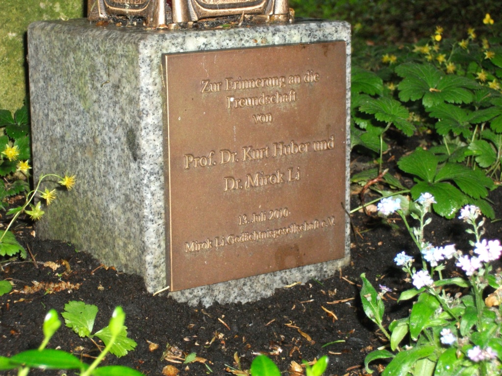 Grabmal für Professor Dr. Kurt Huber, Waldfriedhof München, Fürstenrieder Strasse 288