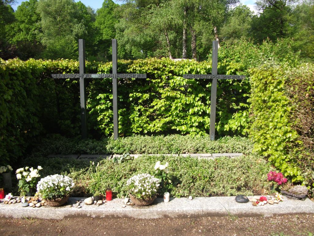 Grabanlage für die Geschwister Scholl und Christoph Probst Friedhof Perlacher Forst