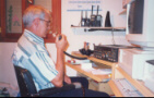Jos Antonio (EB8BOR) en su cuarto de radio