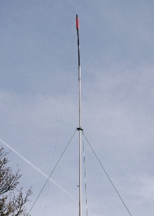 The loading coil and the resonating wire fitted at the top of the mast.