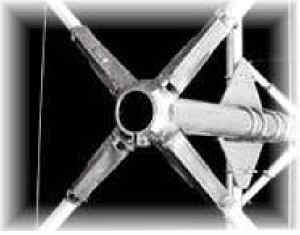 Foto B:aste bloccate con angolari su boom tondo