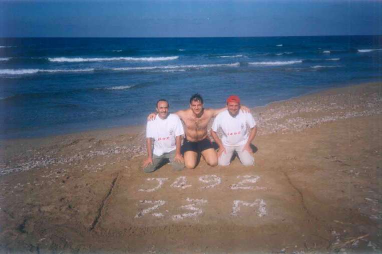 I2WIJ, IK8HCG, IK8UND on the beach after the 2002 contest