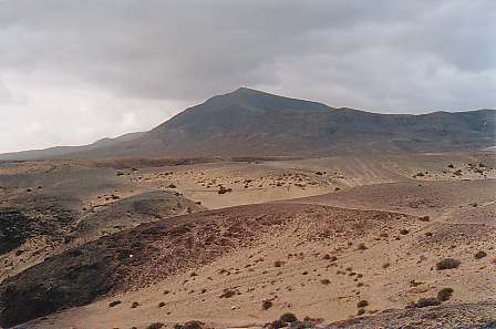 Un'immagine di uno dei pi vecchi crateri. Ricordate il film --2001: odissea nello spazio--; qui sono state girate le prime scene. Ci troviamo a sud nei pressi della zona protetta della spiaggia Papagayo. Sull'isola di Lanzarote ci sono ben 100 crateri. Una piccola attivit vulcanica  ancora presente nel sottosuolo. Non vi sono per classici crateri in attivit con fuoriuscita di magma, come siamo abituati noi con il nostro Etna.