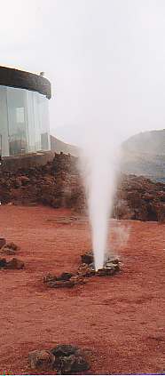  Qui vedete dei geyser artificiali. Sono dei tubi conficcati nel terreno. In essi viene versato un secchio d'acqua che raggiunge qualche metro sottoterra la roccia incandescente. Il risultato  uno sbuffo di vapore alto quasi 5m.
