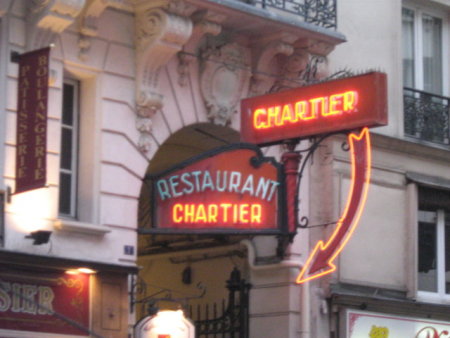 Alla sera alla ricerca di un bel locale. Consultata la guida preziosa della mia XYL (Guida Routard), ci siamo inseriti nella coda di Chartier. Consiglio sicuramente questo bel ristorante. innanzitutto perchè è economico e si mangia bene. Ho degustato, tra gli occhi esterefatti dei miei gringhelli 6 gustosissime 'escargotes'; sono dei 'lumagot' o lumache, in italiano, quelle che ci mangiano l'insalata nell'orto e che non possiamo sopportare. Lì a Parigi hanno trovato il sistema; se le mangiano loro. Quando torno a casa provo anch'io a vedere se le nostre locali sono commestibili. Quindi come 'entree' 'escargotes', e per 'plate' un bel pezzo di carne con patate di contorno. Vino rosso 'Bordeaux' e 'acqua in caraffa'. Qui un inciso; ma possibile che da noi in tutti i posti ti debbano sempre rifilare delle acque minerali costosissime, mentre in giro per l'Europa l'acqua in caraffa è una cosa normale e naturale? Consiglio questo locale anche per l'atmosfera e l'arredamento. Camerieri con rigoroso grembiule nero che svolazzano tra tavoli stretti con centinaia di piatti in mano; specchi e arredamento, tavolini e sedie in legno in un gran locale di inizio secolo, scorso naturalmente. Non fatevi spaventare dalla fila; è veloce. Quando esce il 'maitre' alzate le mani con il numero delle persone della vostra compagnia e quando sarete chamati non esitate a tuffarvi nella porta rotante. Buon appetito.