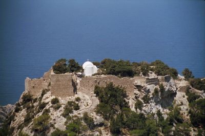 Ecco un monastero sulla costa nord-ovest dell'isola arroccato su un cocuzzolo. Monolytos