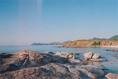 Qui siamo ancora sullo Scoglio di Peppino. La vista  verso le baie a sud.