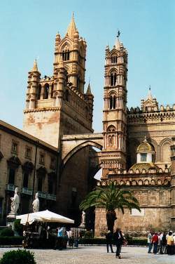 La Cattedrale di Palermo. Si dice, e posso confermare, che tanto sia ricca la Cattedrale di Monreale nel suo interno, tanto  bello l'esterno della Cattedrale di Palermo.