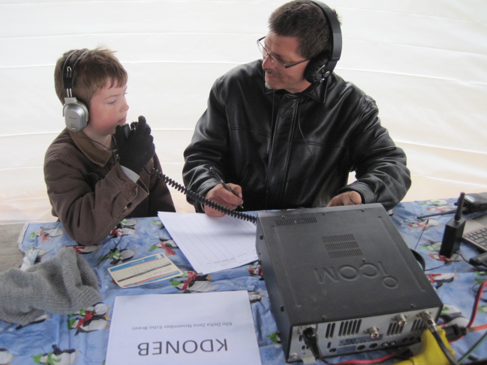 Bruce KC0TPV assisting Roland with an HF contact for JOTA