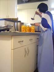 Adding syrup to peaches for canning