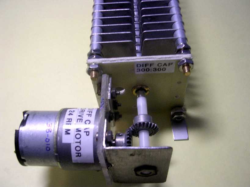 Differential capacitor assembly