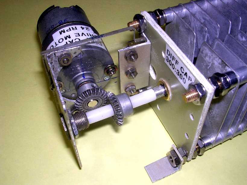 Differential capacitor assembly
