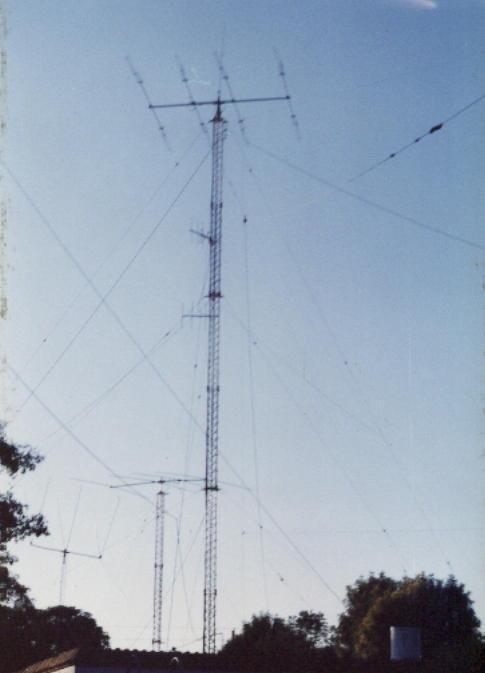 View of the three band yagui; 15 meters monoband yagui and 10 meter delta loop Towers