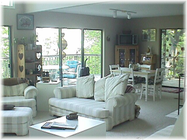 inside3.jpg (56417 bytes)