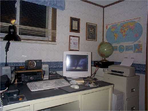 Ham Shack 1.jpg (152634 bytes)