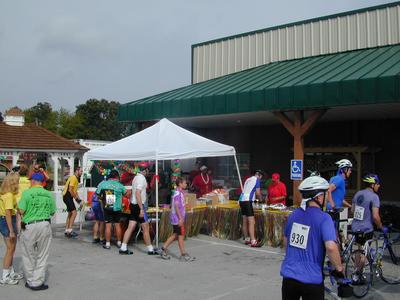Day 2's lunch stop is tended by Chuck K4HF (left).
