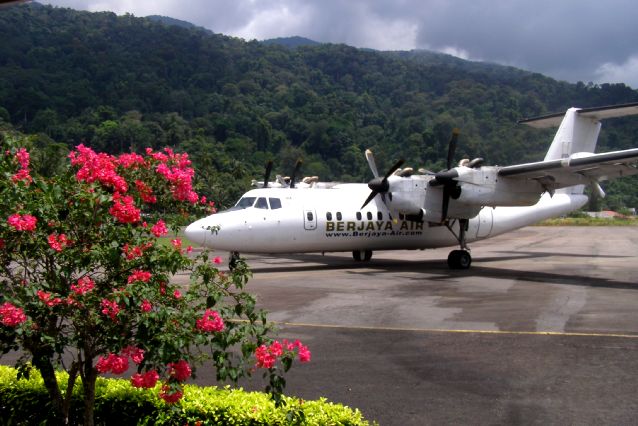 airplane from Singapore (9V1OE)