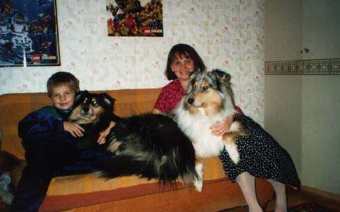 Photo of UA4PCR, ua4rz and two dogs.