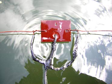 40m dipole getting a dip in the swimming pool prior to its installation..producing ripples of waves! !
