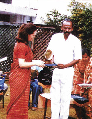 VU2 PKV receiving the Rajiv Gandhi Award from VU2SON