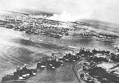  < Les navires en rang dans la rade de Pearl Harbor >