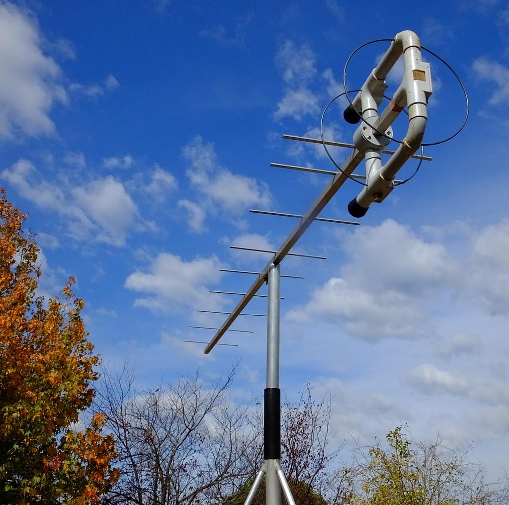 Dual polarized slot antenna Dual polarized slot antenna