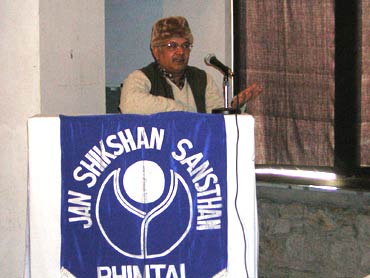 Prof. Hemant Joshi (IIMC, New Delhi) explaining the importance of ham radio in Uttaranchal