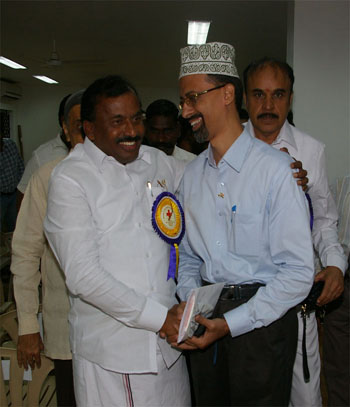 Thiru.Saidai Duraisamy, Respected Mayor of Chennai Corporation greeted me on the occassion of World Blood Donor Day organised by Indian Red Cross Society (Tamil Nadu Branch) on 14th June 2012 at Red Cross Campus - Egmore, Chennai.