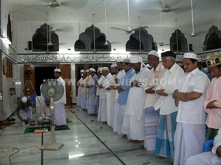 Whole Quran recites in one Rakah (Taraveeh Prayer) at Ahmed Nainar Masjid in Kayalpatnam on 25th August 2011, by Al Hafil J.M. Shaik Andul Kader.