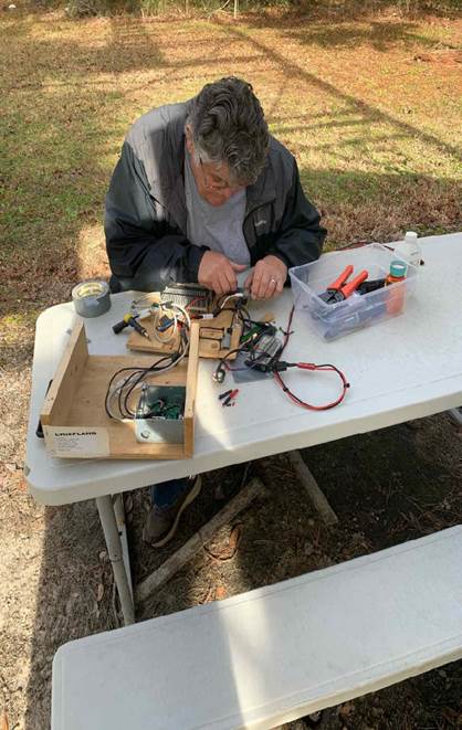 A person working on a table

Description automatically generated