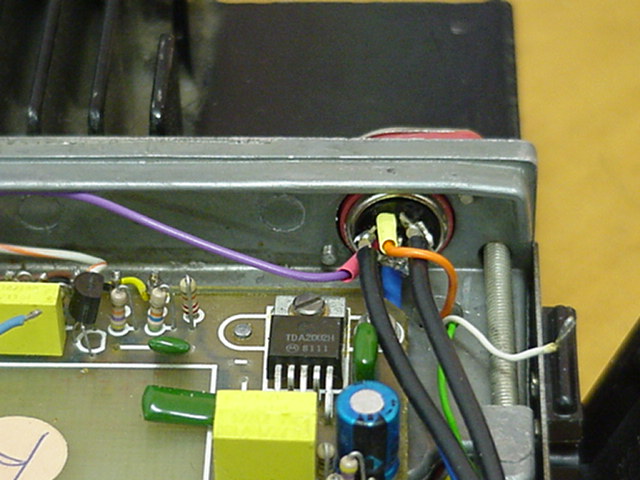 FM-828U_External_Socket_Wiring.jpg (76163 bytes)